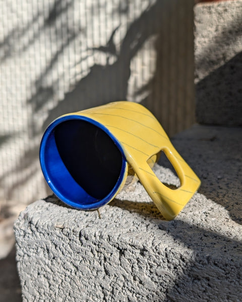 De Facto Mug