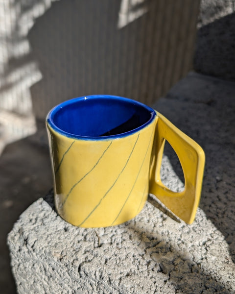 De Facto Mug