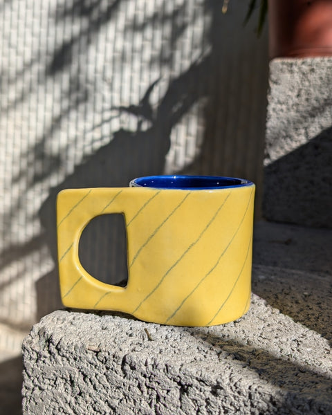 De Facto Mug